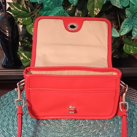 Coach Red Leather Crossbody Bag with Tassel and Flap Closure - Picture 3 of 5